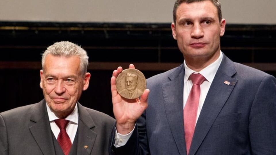 Кличко наградили "за выдающиеся заслуги по углублению взаимопонимания и сближения Украины и ЕС"