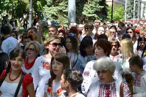 В Харькове более 200 человек приняли участие в параде вышиванок