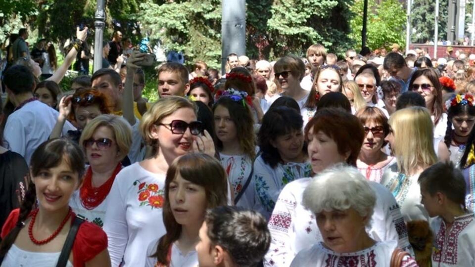 В Харькове более 200 человек приняли участие в параде вышиванок