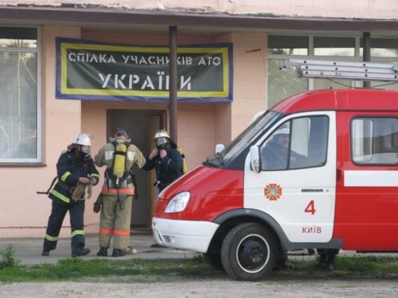 МВД: Около 5.40 в открытое окно офиса волонтеров неизвестные закинули дымовую шашку