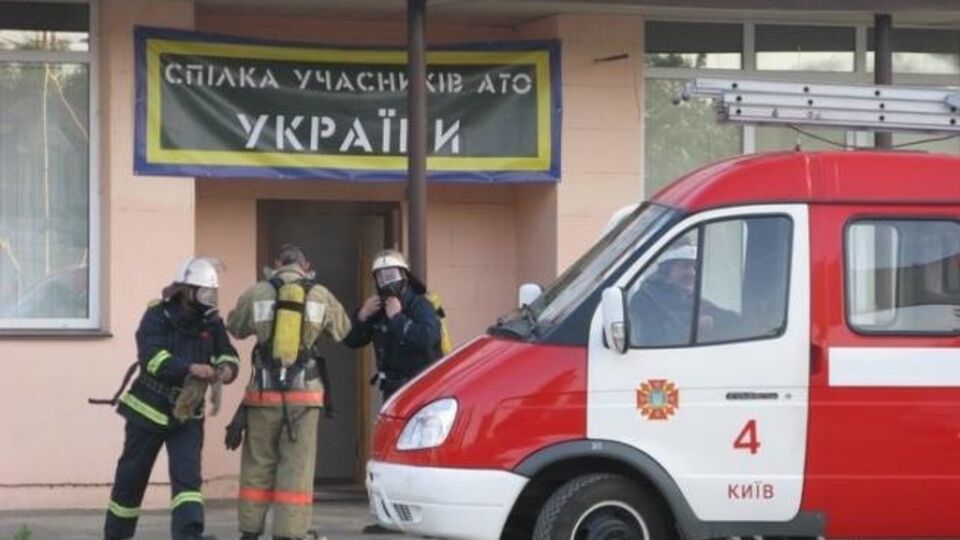 МВД: Около 5.40 в открытое окно офиса волонтеров неизвестные закинули дымовую шашку