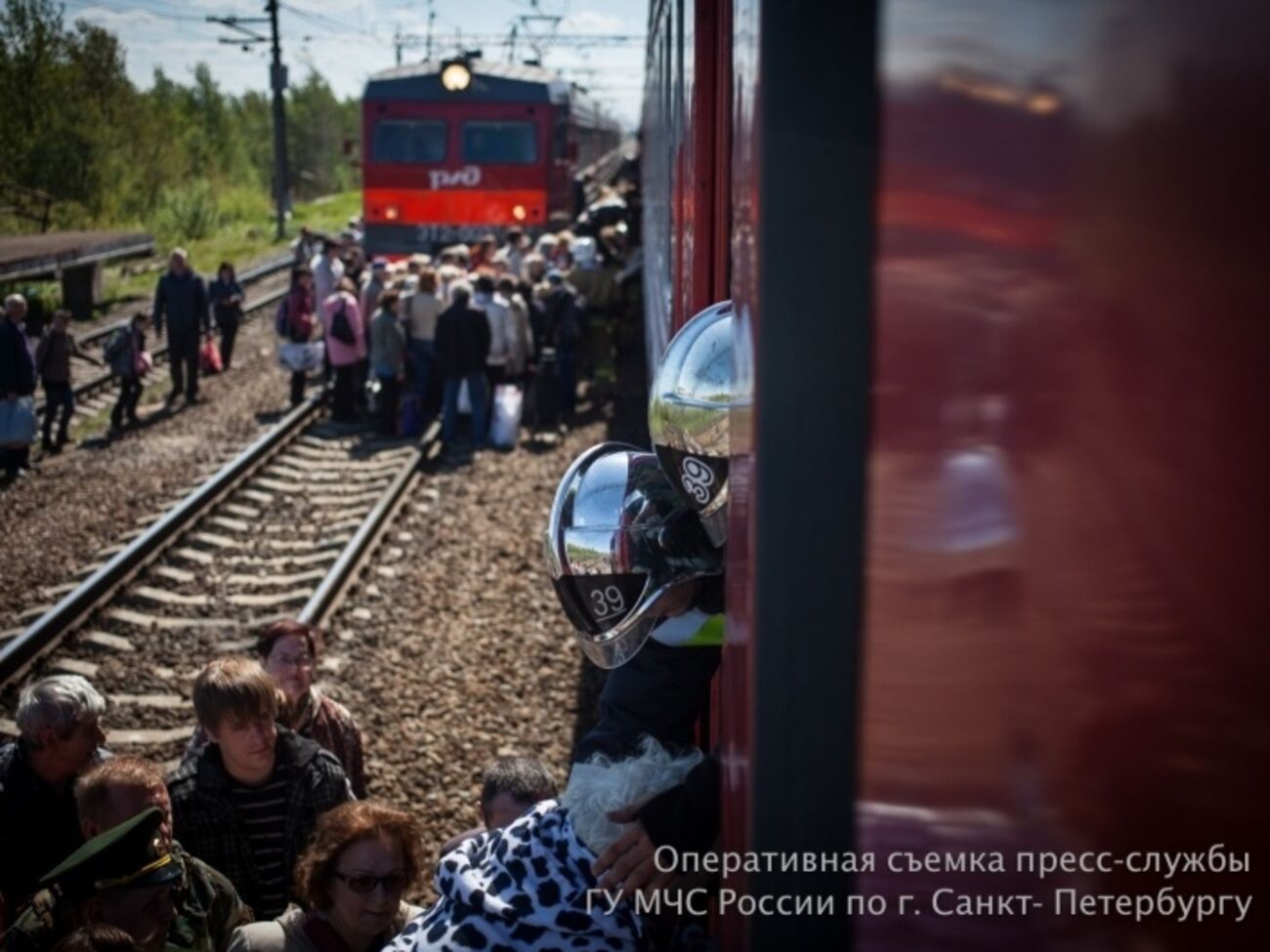 Под Санкт-Петербургом из-за задымления в вагоне поезда эвакуировали 1,2 тыс. пассажиров. Фоторепортаж