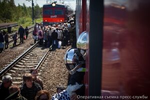 Под Санкт-Петербургом из-за задымления в вагоне поезда эвакуировали 1,2 тыс. пассажиров. Фоторепортаж