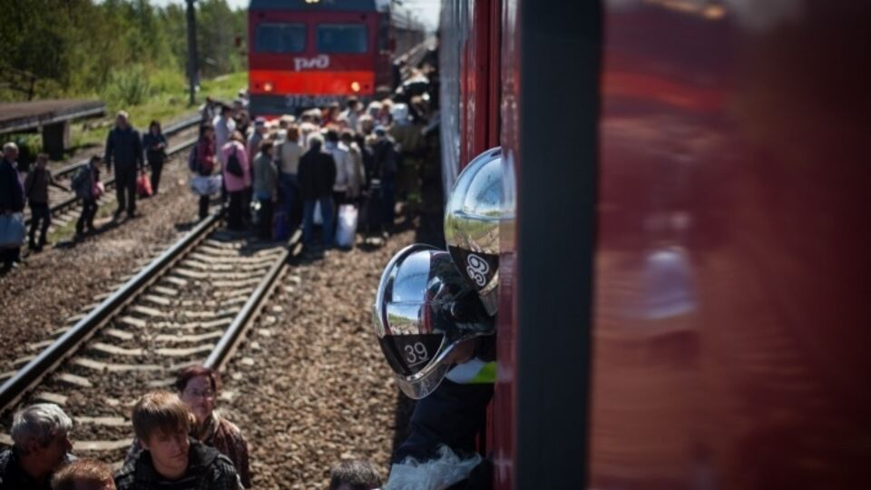 Под Санкт-Петербургом из-за задымления в вагоне поезда эвакуировали 1,2 тыс. пассажиров. Фоторепортаж