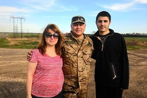 Будик (на фото в центре) с освобожденным Косенко (на фото справа)