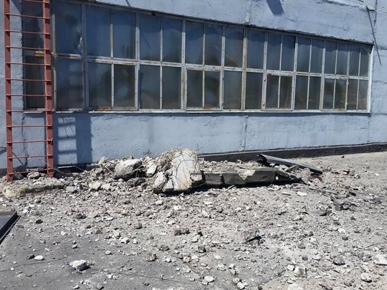 Предприятие подвергается обстрелам с июля 2014 года. За это время на его территории разорвалось около 200 снарядов