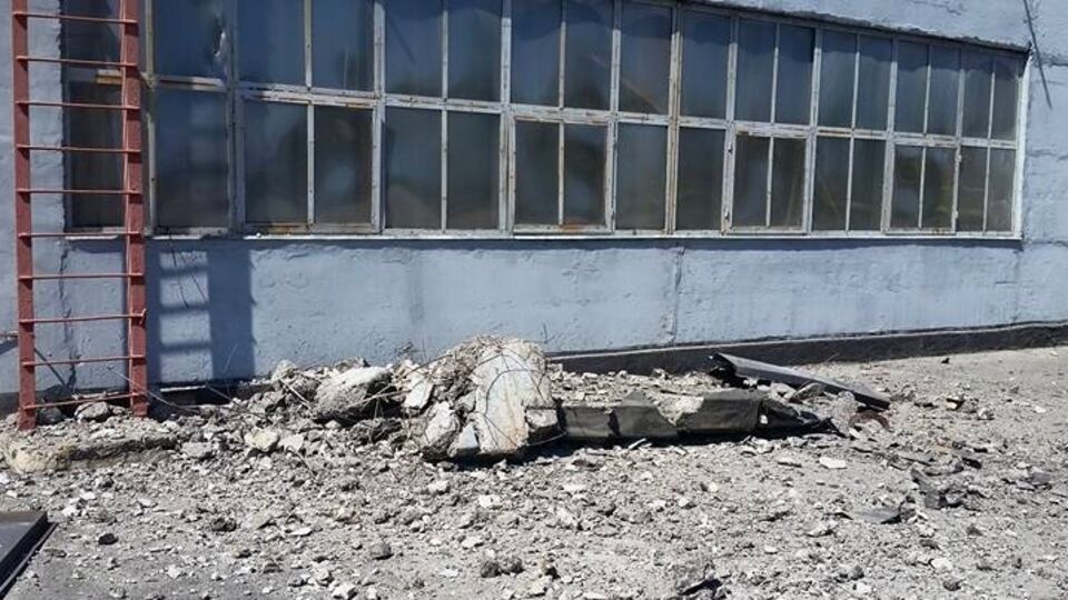 Предприятие подвергается обстрелам с июля 2014 года. За это время на его территории разорвалось около 200 снарядов