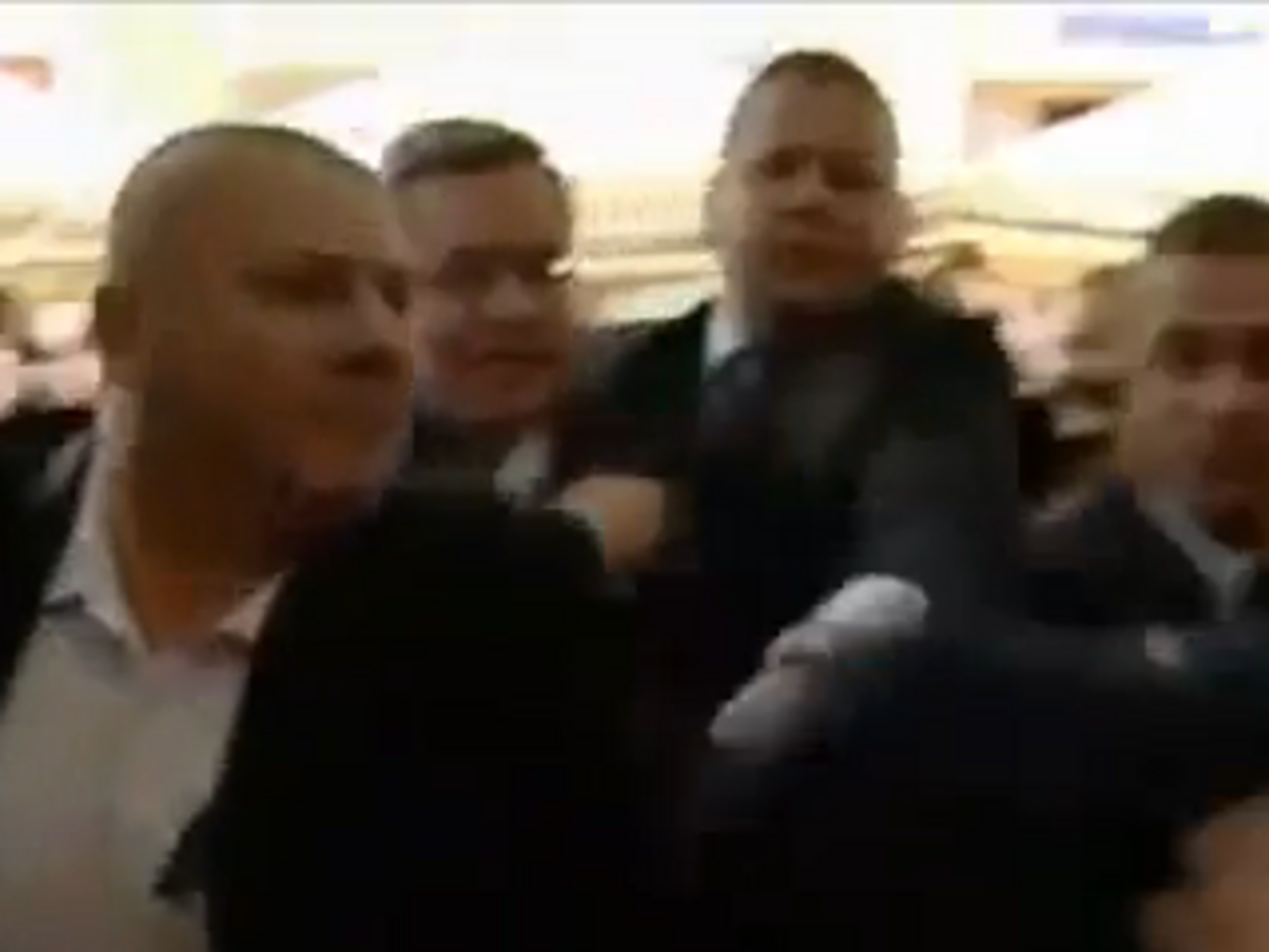 Как сообщают польские СМИ, по делу о нападении на президента задержан 34-летний житель Торуня