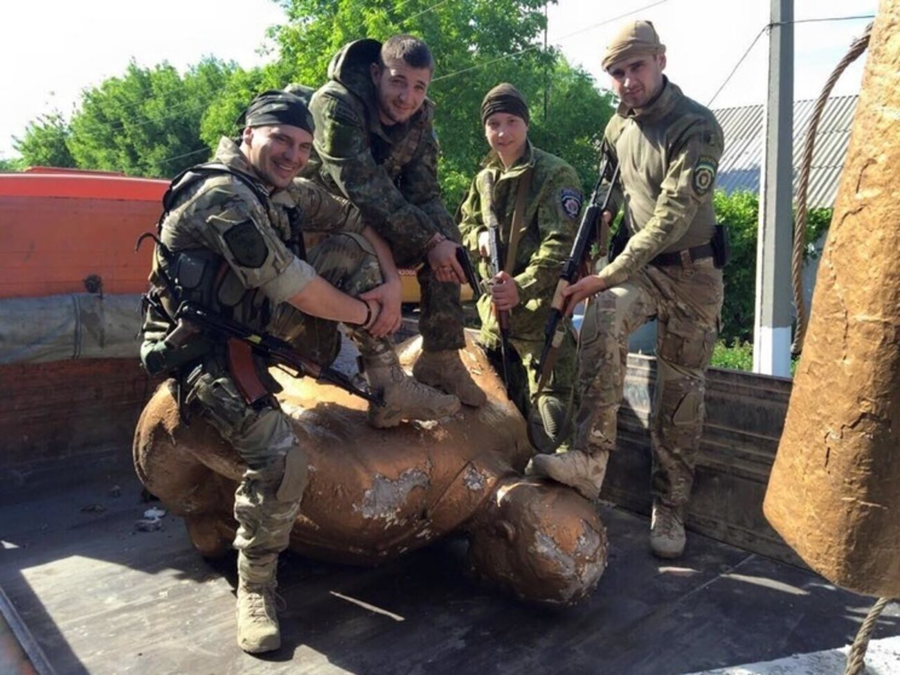 В Курахово демонтировали памятник Ленину