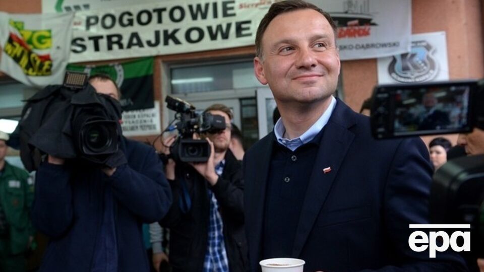 Дуда минимально опередил Коморовского в первом туре