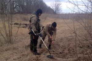 Саперы разминируют поля