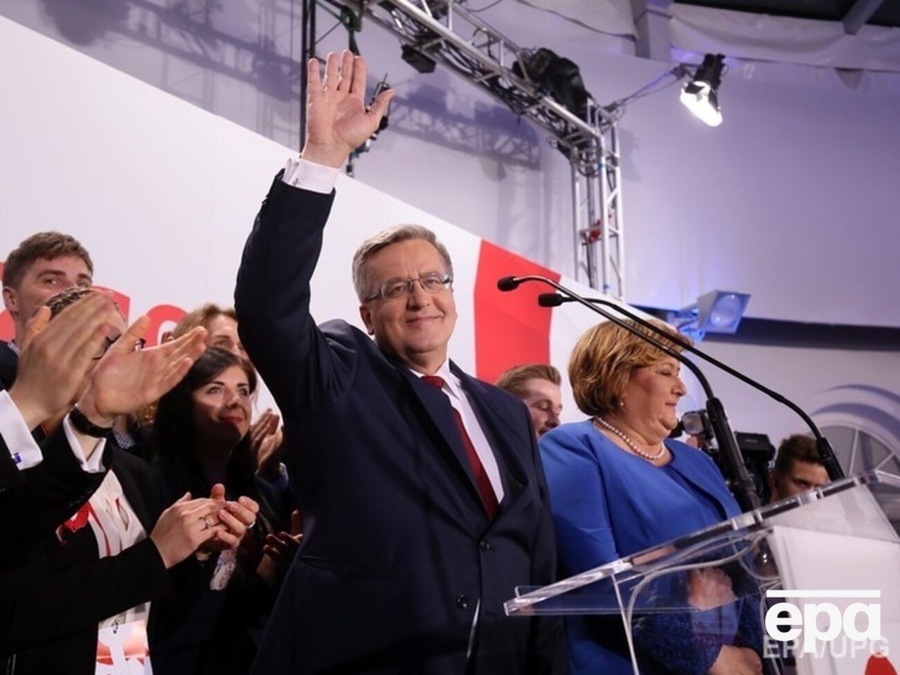 Коморовский поздравил соперника с победой