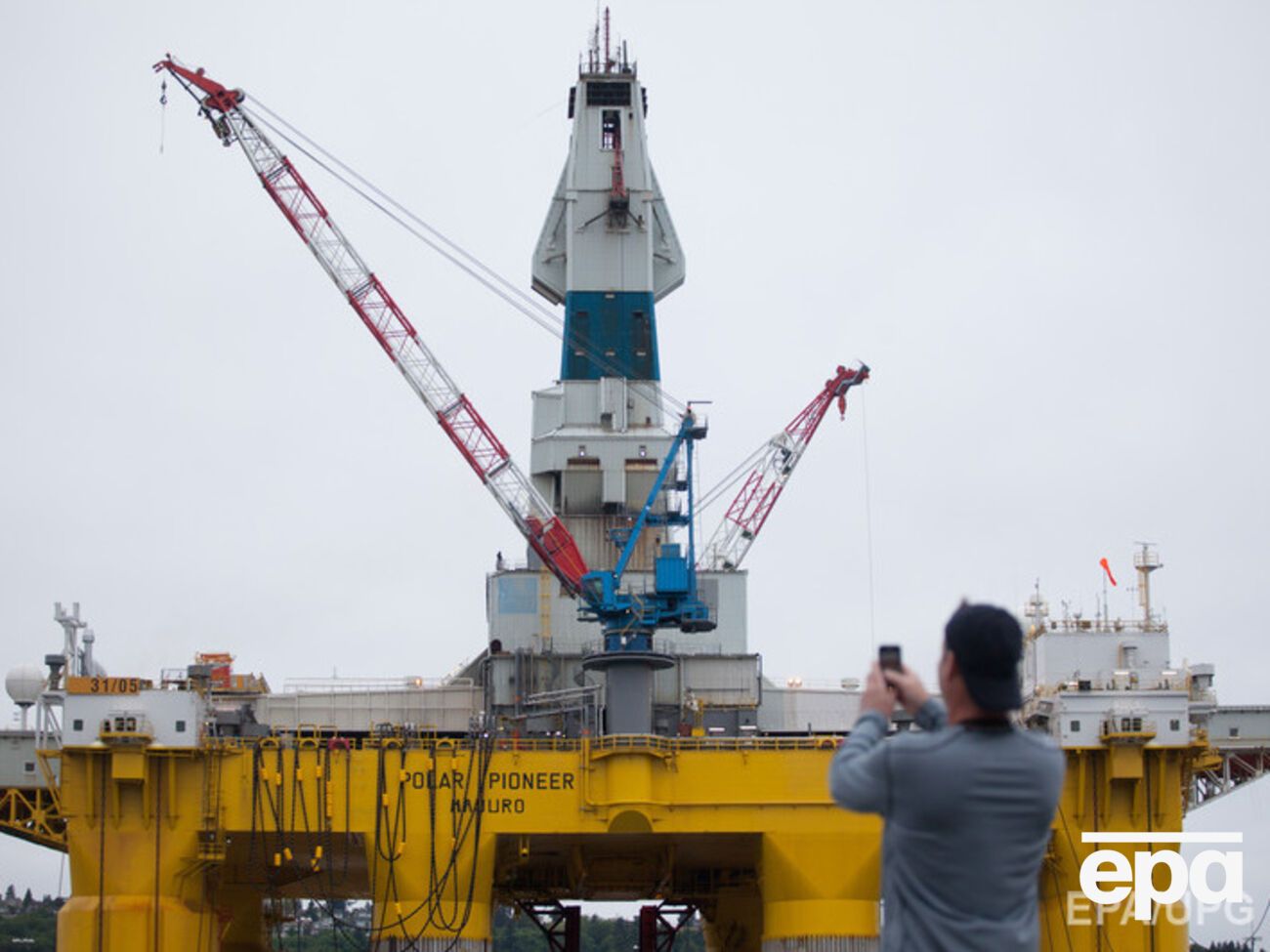 Нефть немного подешевела