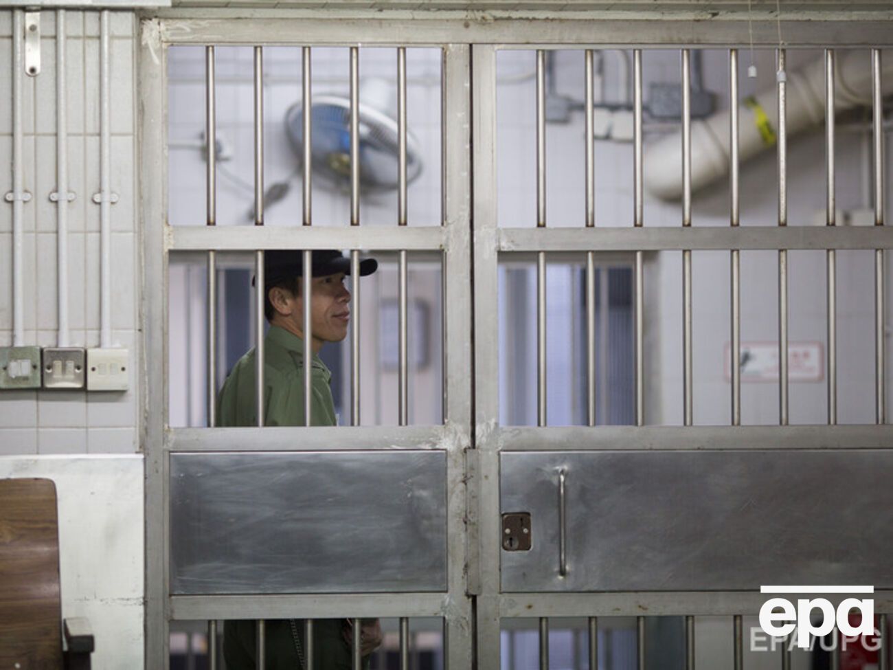 Чиновников сводили в тюрьму