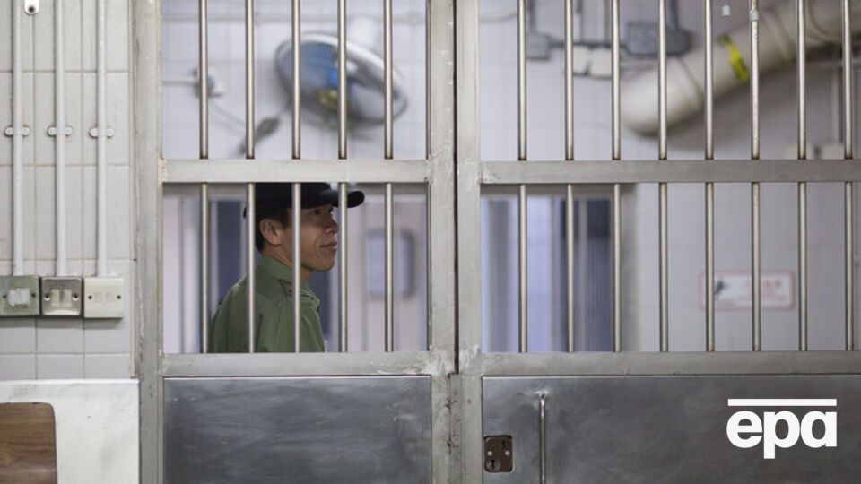 Чиновников сводили в тюрьму