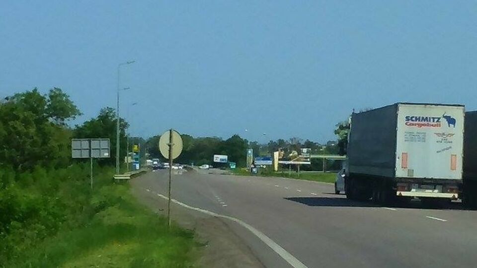 Заправка, где удерживают заложников, – в центре фото, в месте скопления машин