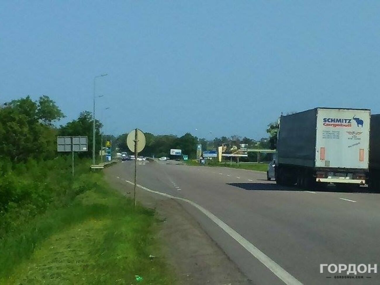 Заправка, где удерживают заложников, – в центре фото, в месте скопления машин