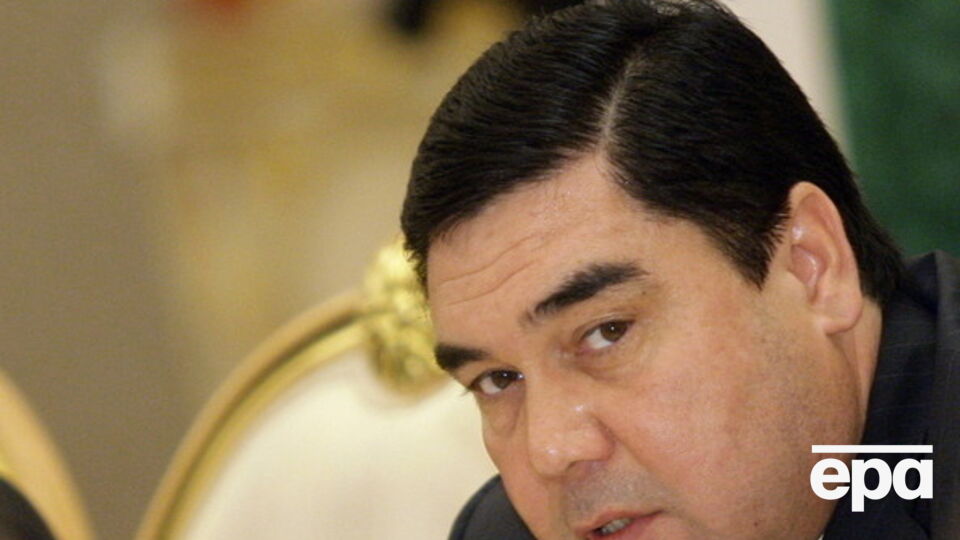 В Туркмении открыли памятник "покровителю"