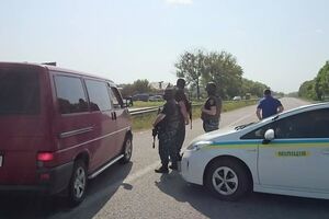 Милиция перекрыла трассу из Харькова в направлении Коротича, где преступник удерживает заложников