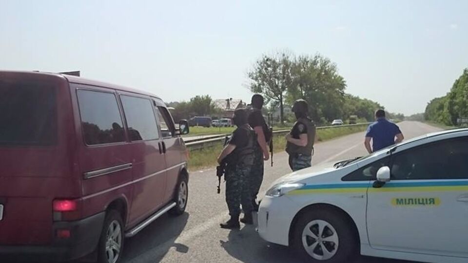 Милиция перекрыла трассу из Харькова в направлении Коротича, где преступник удерживает заложников