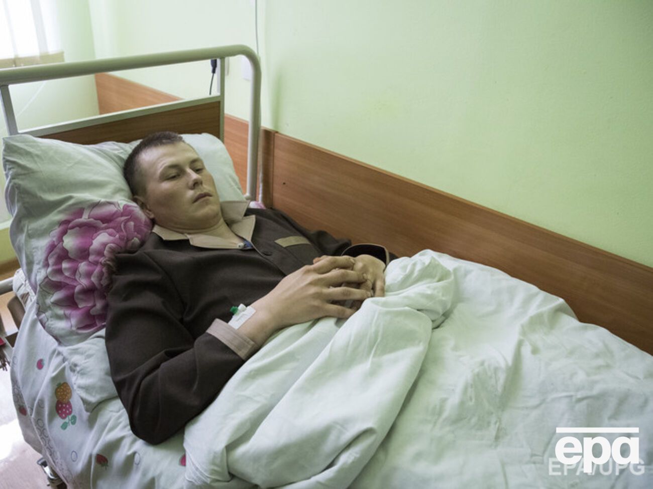 Александр Александров был задержан в Луганской области 16 мая. Он утверждает, что является действующим военнослужащим РФ, в Москве это отрицают