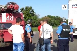 На заправке под Харьковом злоумышленник шесть часов удерживает заложников. Видео