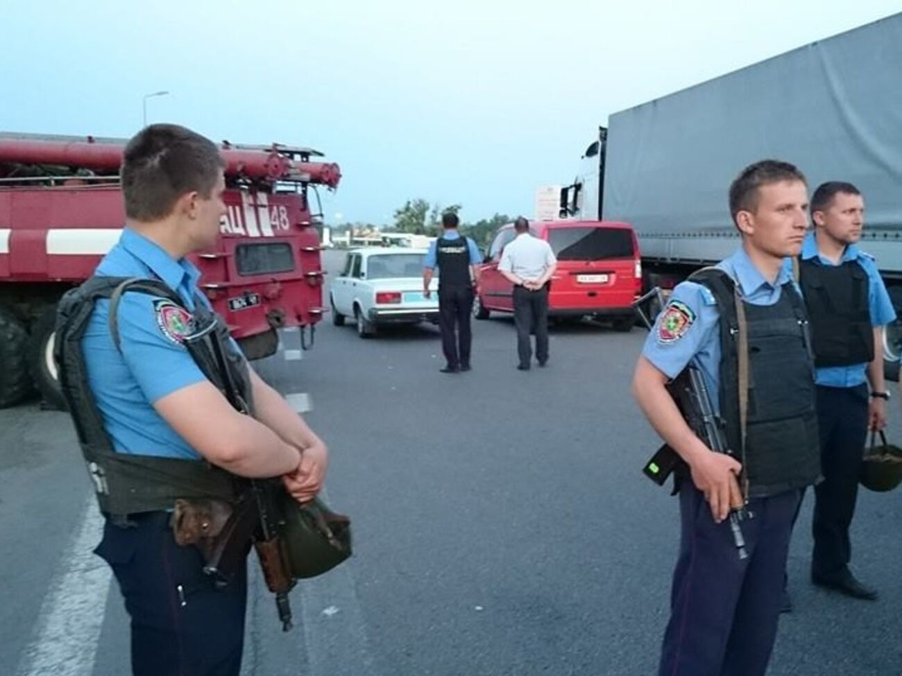 Правоохранители вели с преступником переговоры о добровольной сдаче более шести часов, на это время участок трассы, где находится автозаправка, перекрыли