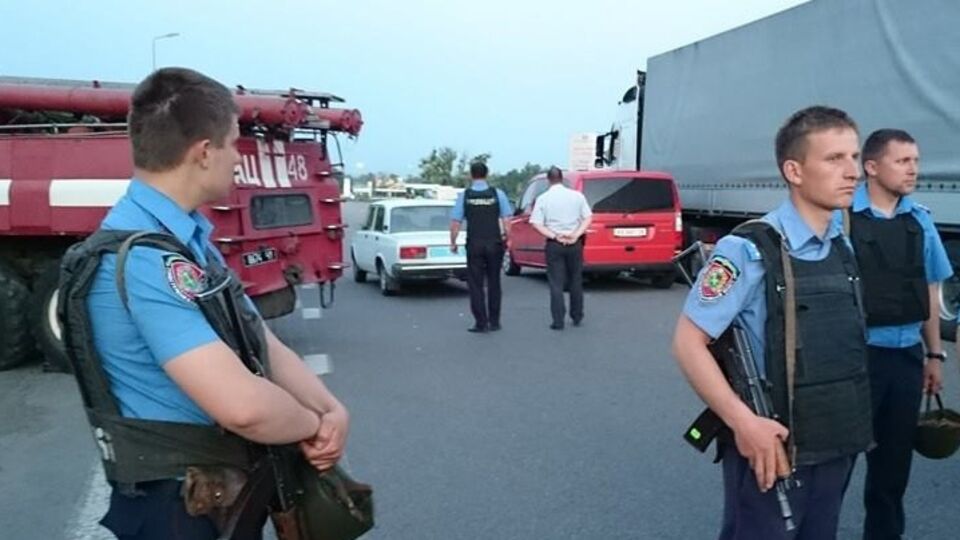 Правоохранители вели с преступником переговоры о добровольной сдаче более шести часов, на это время участок трассы, где находится автозаправка, перекрыли