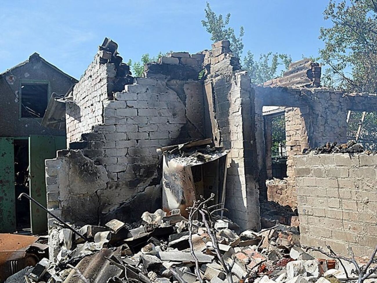 В результате обстрелов террористами в Песках полностью разрушен жилой дом
