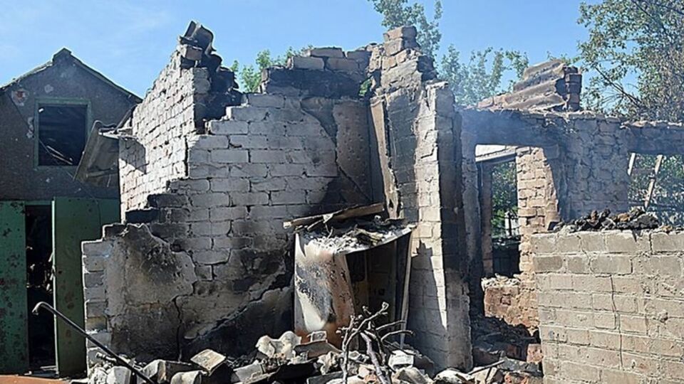 В результате обстрелов террористами в Песках полностью разрушен жилой дом