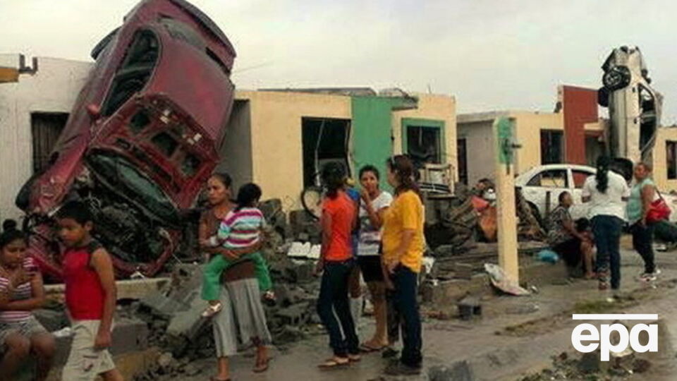 Торнадо поверг город в хаос