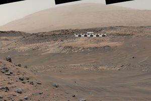 Чтобы сделать снимки, марсоход "взобрался" на холм