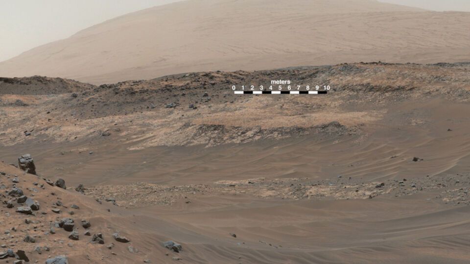 Чтобы сделать снимки, марсоход "взобрался" на холм