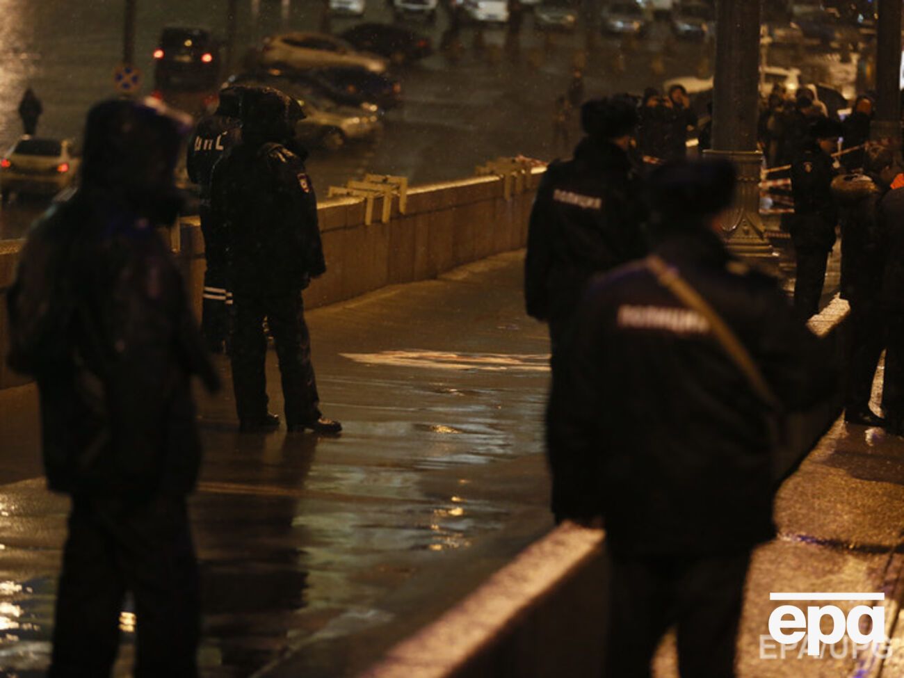 По словам одного из свидетелей, в момент убийства рядом с Немцовым находились три женщины