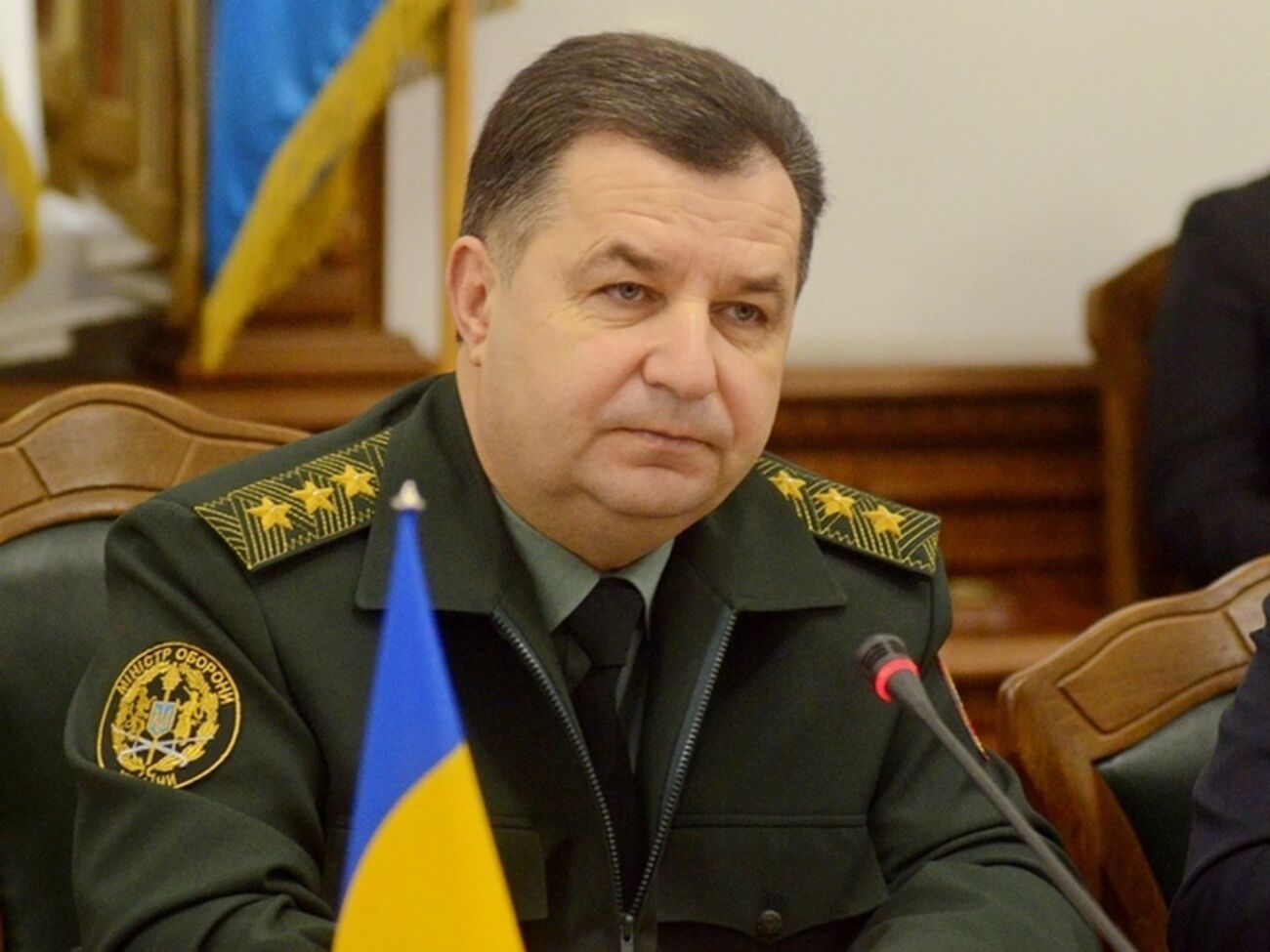 Полторак взял на личный контроль вопрос выплат денежного обеспечения военнослужащим