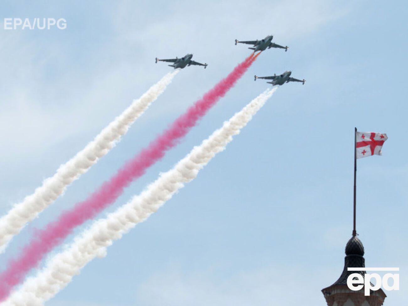 Грузия отпраздновала День независимости авиашоу и военным маршем. Фоторепортаж