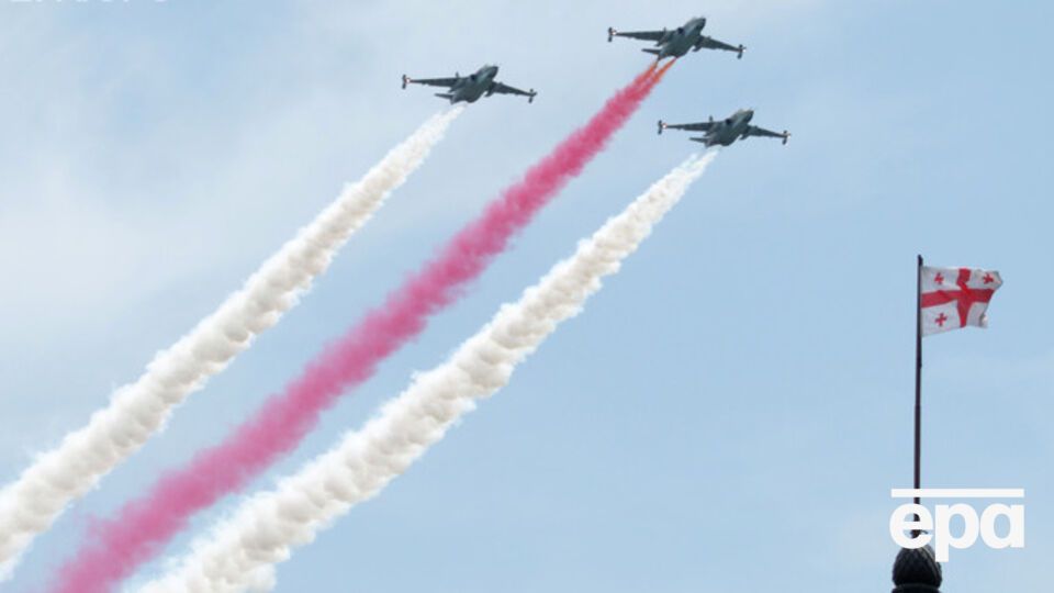 Грузия отпраздновала День независимости авиашоу и военным маршем. Фоторепортаж