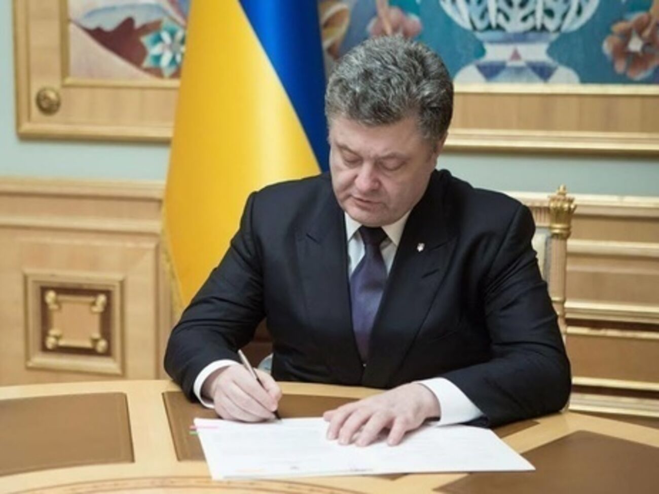 Внесенные Порошенко изменения в Налоговый и Таможенный кодексы не распространяются на импорт из страны-оккупанта