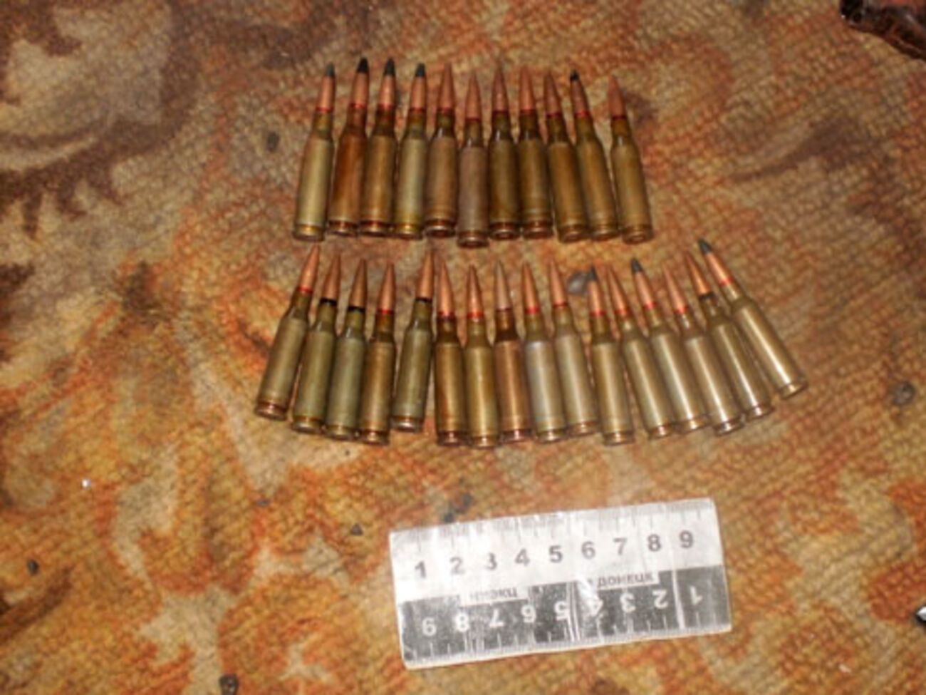 В ходе осмотра здания правоохранители изъяли гранату РГД&nbsp;с запалом, автомат Калашникова и 27 патронов калибра 5,45 мм