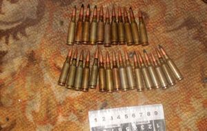 В ходе осмотра здания правоохранители изъяли гранату РГД с запалом, автомат Калашникова и 27 патронов калибра 5,45 мм