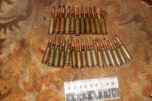 В ходе осмотра здания правоохранители изъяли гранату РГД с запалом, автомат Калашникова и 27 патронов калибра 5,45 мм