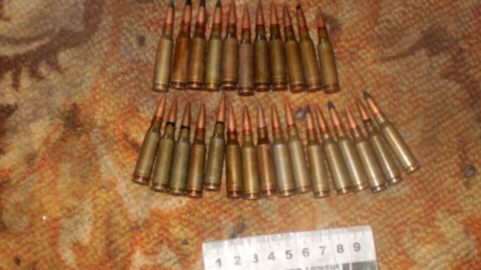 В ходе осмотра здания правоохранители изъяли гранату РГД с запалом, автомат Калашникова и 27 патронов калибра 5,45 мм
