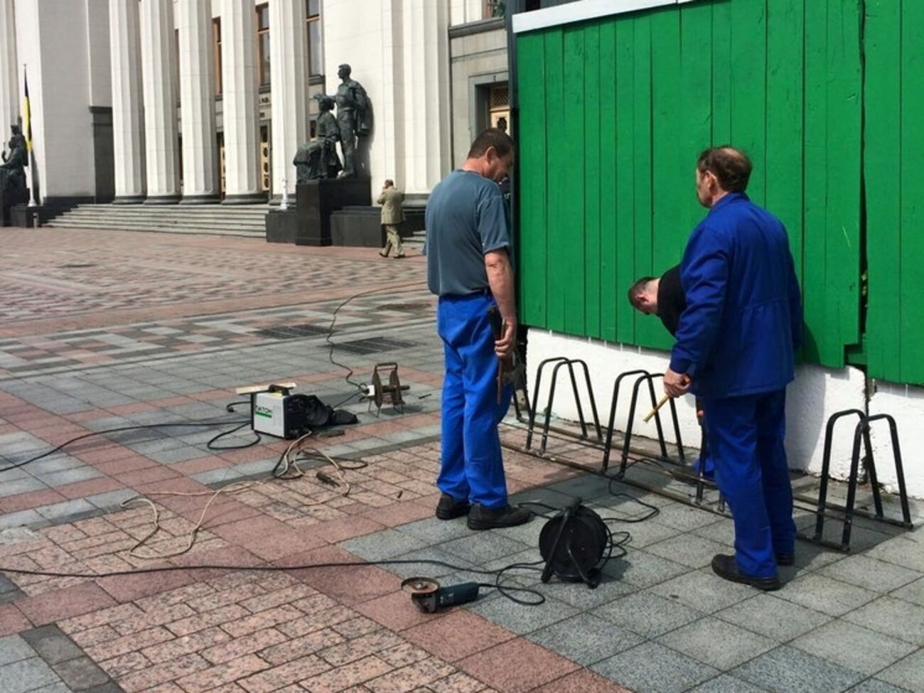 Возле Рады установили велопарковку. Фоторепортаж