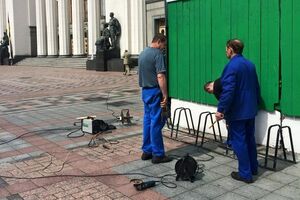 Возле Рады установили велопарковку. Фоторепортаж