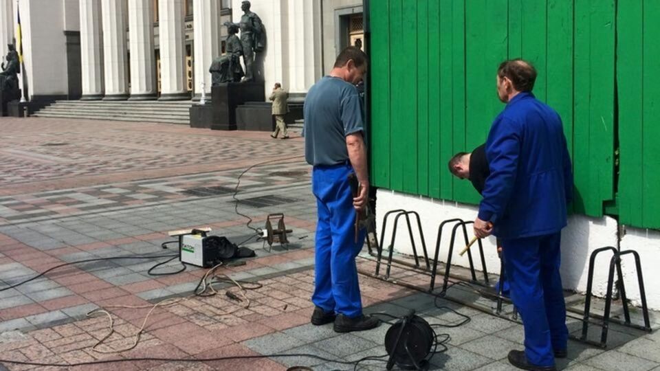 Возле Рады установили велопарковку. Фоторепортаж