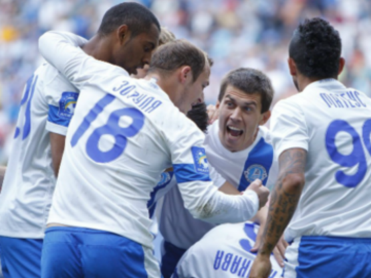 Футболисты украинского "Днепра" и испанской "Севильи" вышли на поле