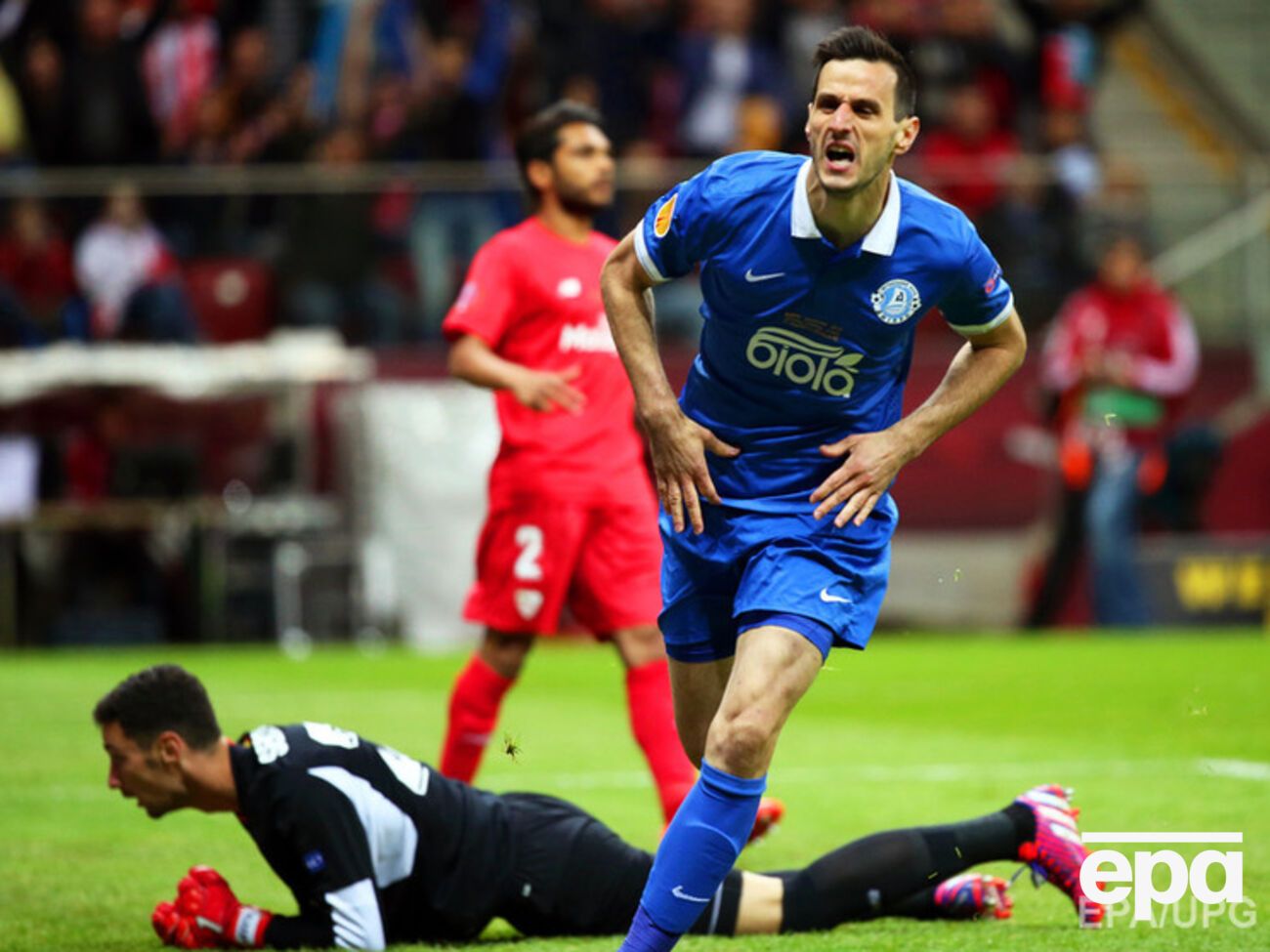 В Варшаве идет горячий бой за звание чемпиона Лиги Европы УЕФА