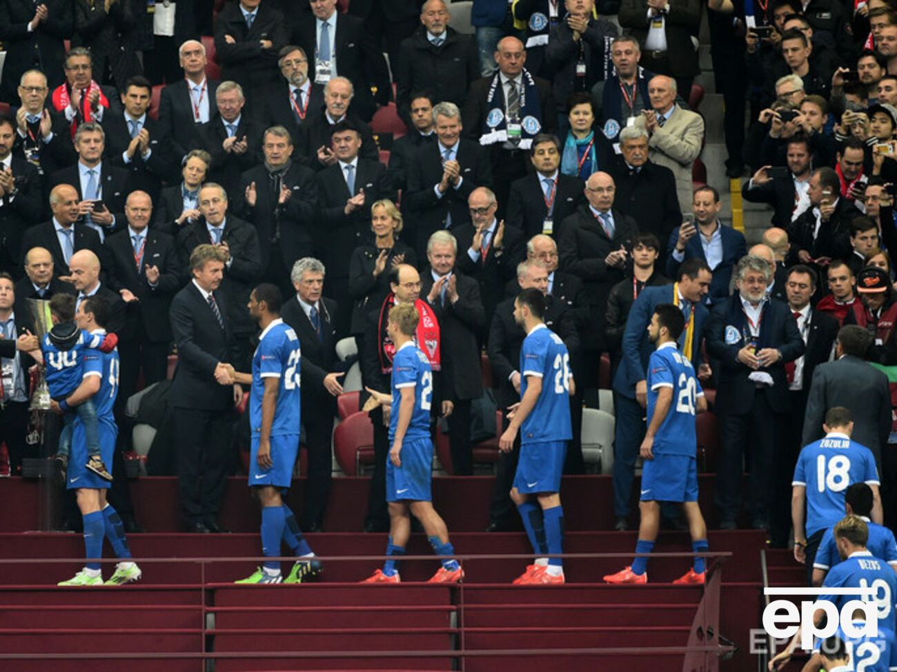 Футболисты "Днепра" получают памятные знаки финалистов Лиги Европы. Кубок достается "Севилье"