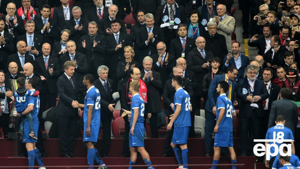 Футболисты "Днепра" получают памятные знаки финалистов Лиги Европы. Кубок достается "Севилье"