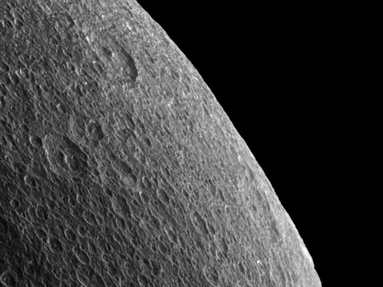 На снимке четко видны следы метеоритных ударов